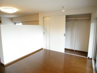 間仕切りも兼ね備えた造作収納を設置